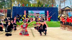 Rộn ràng sắc màu vùng cao tại Lễ hội Đền Vạn - Cửa Rào