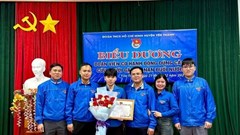 Biểu dương nam sinh dũng cảm lao xuống sông cứu người