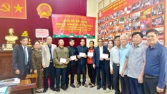 Trao tặng sổ tiết kiệm tri ân thân nhân liệt sĩ hy sinh tại đảo Gạc Ma