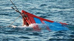 Tàu đánh cá bị chìm, bốn ngư dân mất tích