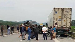 Lật xe trên cao tốc Diễn Châu - Nghi Sơn, giao thông ùn tắc kéo dài