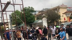 Người đàn ông bị điện giật bất tỉnh khi lắp biển quảng cáo