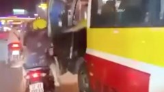 Phạt tài xế xe buýt mở cửa bất cẩn, đe dọa người đi đường