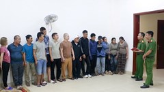 Bắt giữ 17 đối tượng đánh bạc trong rừng sâu