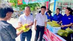 Ấm lòng những suất cơm miễn phí tiếp sức “sĩ tử” 