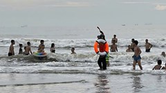 Cứu hộ hơn 20 người tắm biển Cửa Lò bị cuốn vào vũng xoáy