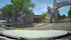 Xe ô tô du khách bị xịt nước xua đuổi trước cổng di tích Ngã ba Đồng Lộc