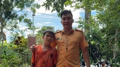 Thượng úy CSGT dũng cảm lao xuống sông cứu nam sinh đuối nước