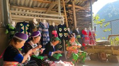 Nghệ nhân người Mông giữ bản sắc thêu Pà Tâu giữa đại ngàn