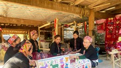Miệt mài “giữ lửa” cho nghề dệt thổ cẩm miền Tây xứ Nghệ