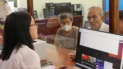 Cụ ông 88 tuổi nắm tay vợ đi đăng ký kết hôn trong ngày đầu vận hành chính quyền hai cấp