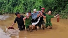 Công an đẩy thuyền “vượt lũ” đưa sản phụ đi sinh