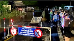 Lũ tràn về hạ du, người dân hối hả di dời khẩn cấp