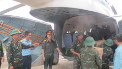 Trực thăng bay cứu trợ khẩn cấp người dân vùng lũ bị cô lập 