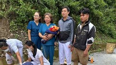 Sạt lở chia cắt bản Ta Đo, sản phụ “vượt cạn” sinh con giữa đường 