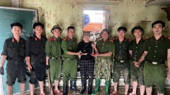 Xúc động nhận lại vàng, điện thoại vùi trong bùn lũ