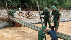 Bộ đội Biên phòng bắc cầu tạm, mở đường cứu trợ người dân vùng lũ