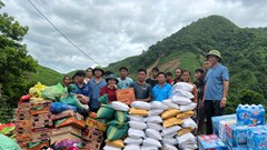 Thắm đượm tình nghĩa Việt - Lào sau mưa lũ