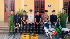 Bắt nhóm “quái xế” mang hung khí, ném vỏ bia vào nhà dân trong đêm