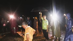 Người dân bắt quả tang trang trại lợn xả thải ra suối trong đêm