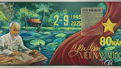 Thầy giáo “tái hiện” lịch sử mừng ngày Quốc khánh bằng phấn màu