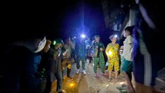 Người dân xã biên giới di dời khẩn trong đêm tránh bão số 5