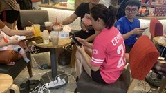 Nghệ An mất điện diện rộng, người dân “cắm chốt” trung tâm thương mại sạc thiết bị