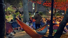 Những giấc ngủ vội từ nửa đêm trên vỉa hè, chờ tổng duyệt diễu binh lịch sử