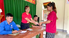 Bà con miền Tây Nghệ An phấn khởi nhận quà Tết Độc lập