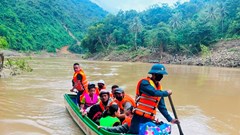 Lũ cuốn cầu treo, học sinh vùng cao chông chênh chuyến đò đến trường