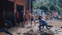 Người dân bản Na Mương (Lào) sang biên giới Nghệ An giúp khắc phục thiên tai