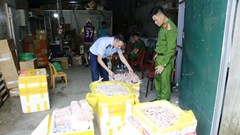 Thu giữ hàng nghìn chân gà, xúc xích, nem chua không rõ nguồn gốc