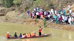 Cầu bị lũ cuốn, thầy trò đi thuyền bám dây vượt suối đến trường