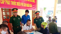 Khám bệnh và cấp phát thuốc miễn phí cho người dân xã vùng biên giới Nghệ An