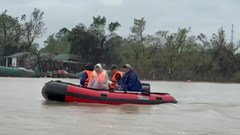 Nỗ lực tìm kiếm người bố ôm hai con nhảy xuống sông Lam tự vẫn