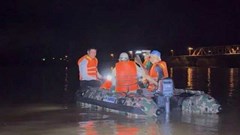 Tìm thấy thi thể hai bé gái trong vụ người bố ôm hai con nhảy cầu Bến Thủy