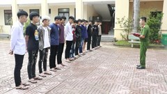 Bắt giữ 15 thanh thiếu niên mang hung khí gây náo loạn đường phố