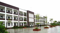 Trường cũ xuống cấp, trường mới hơn 23 tỉ đồng vẫn “cửa đóng then cài”