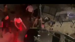 “Thót tim” tài xế liên tục lùi, tiến lao xe đâm vào vòng vây hỗn loạn