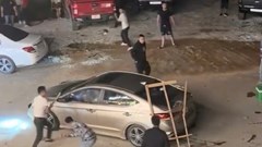 Tạm giữ hình sự 10 người trong vụ ô tô bị đám đông bao vây, đập phá
