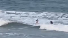 Kịp thời cứu du khách bị chuột rút khi tắm biển Cửa Lò 