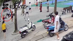 Bác sĩ kịp thời cứu người đàn ông đột quỵ giữa sân bóng