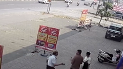 Công an vào cuộc vụ tài xế taxi dùng gạch tấn công khách