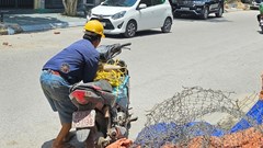 Nắng như đổ lửa, người lao động xứ Nghệ oằn mình mưu sinh