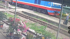 Kịp cứu cụ bà trong “gang tấc” khỏi đường ray khi tàu lao đến gần