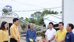 Thăm hỏi, hỗ trợ người dân bị thiệt hại do giông lốc