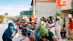 Gần 1.000 người dân kéo co mừng ngày hai khối sáp nhập