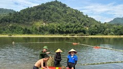 Quây tre trên sông Giăng mở lớp dạy bơi miễn phí cho trẻ vùng biên
