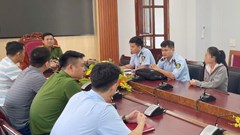 Công an làm việc với người phụ nữ tự đóng nước vào vỏ chai thương hiệu bán trước bệnh viện 