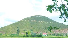 Hơn 1.000 người chung sức tái tạo dòng chữ “Bác Hồ sống mãi” trên núi Nhón
